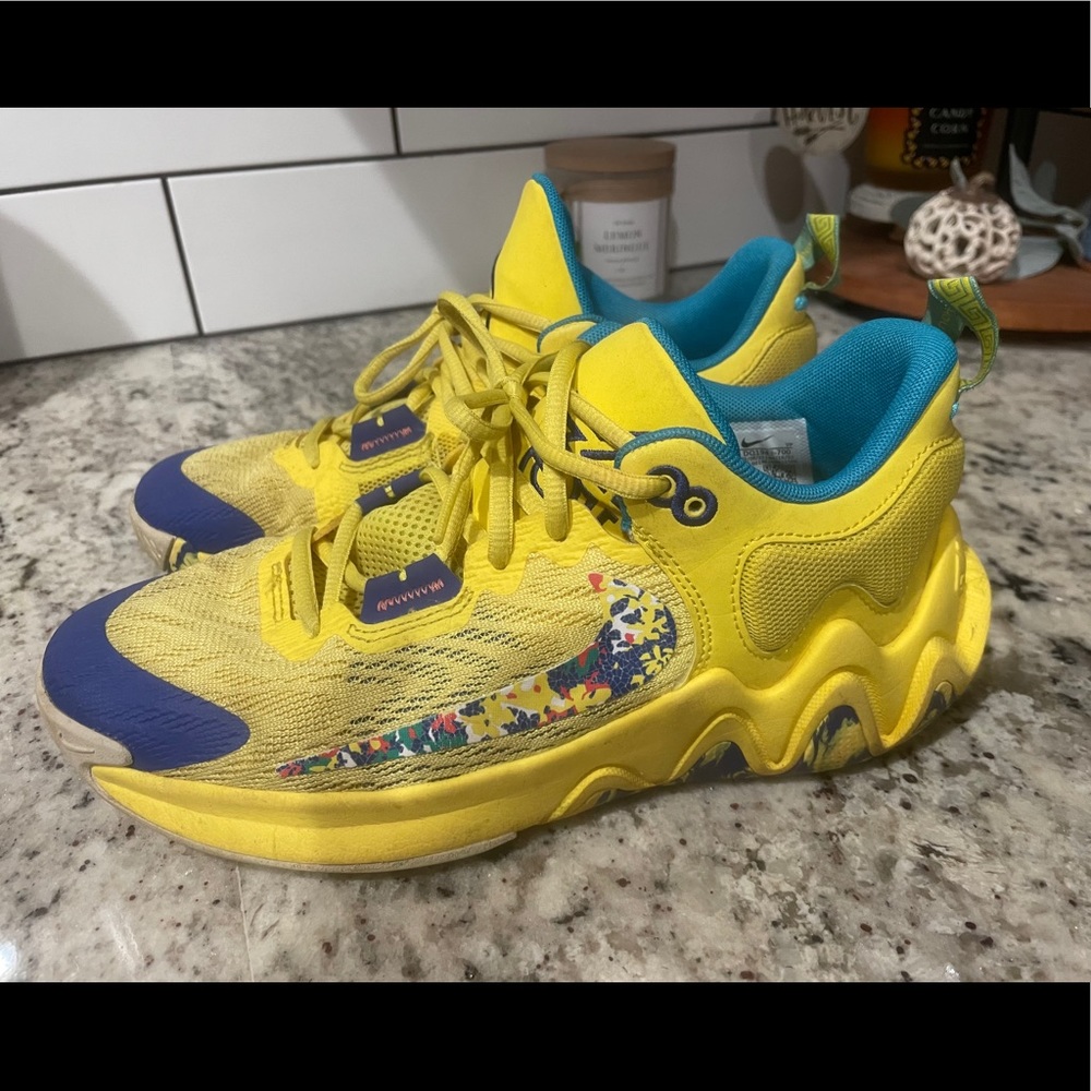 Boys basketball shoes